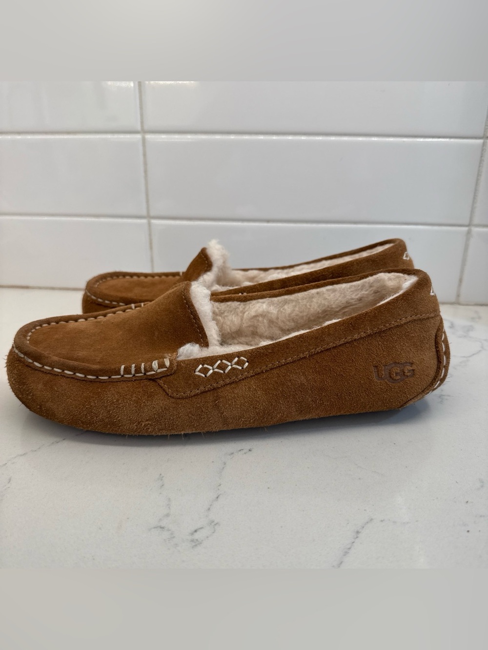 UGG Ansley Women's Moccasin Slippers Size 8 Chestnut Brown Suede Sheepskin Shoes